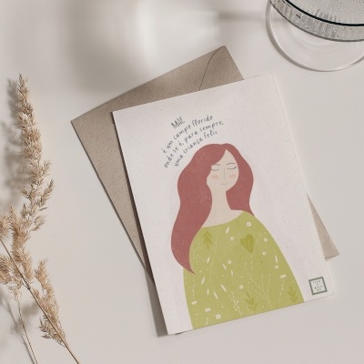 Cartão ilustrado com mulher de vestido verde e envelope castanho