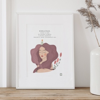 quadro branco com ilustração de mulher e texto em moldura branca junto a vaso branco com folhas secas