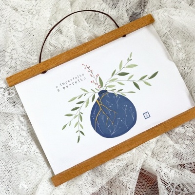 Quadro decorativo com ilustração de vaso azul, folhas verdes e texto em português sobre fundo branco.