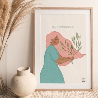 Ilustração em moldura de mulher com vestido verde e cabelo rosa segurando plantas verdes com texto, ao lado vaso cerâmico e plantas secas.
