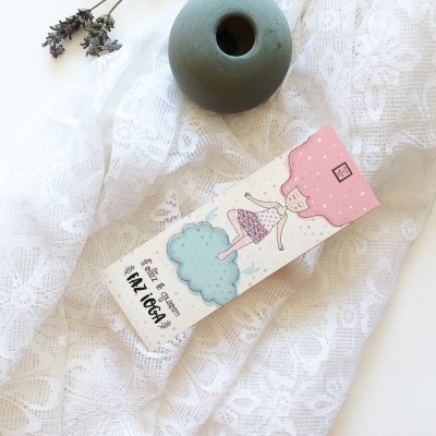 Marca-páginas ilustrado sobre tecido branco rendado com vaso decorativo verde escuro