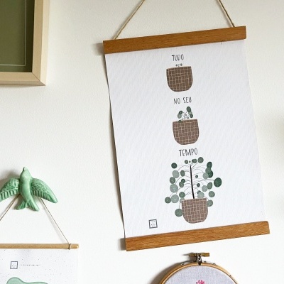 Panfleto decorativo com ilustração de vasos e plantas pendurado na parede.