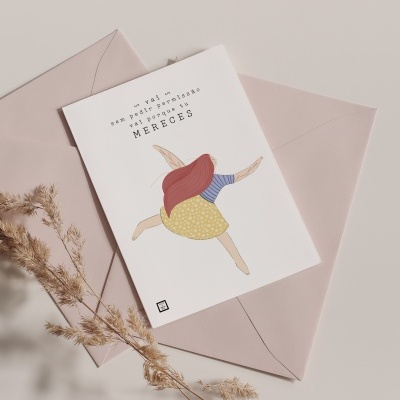 Cartão ilustrado com figura feminina e texto inspirador junto a envelopes cor de rosa e plantas secas