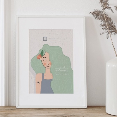 Poster em moldura branca com ilustração de mulher e vaso branco com raminhos secos em mesa de madeira clara