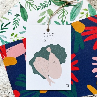 Lenço colorido com padrão de folhas e flores e etiqueta com ilustração e texto