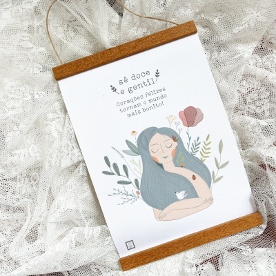 Pendurador de parede ilustrado com mulher e coelho, texto em português, suporte em cortiça.