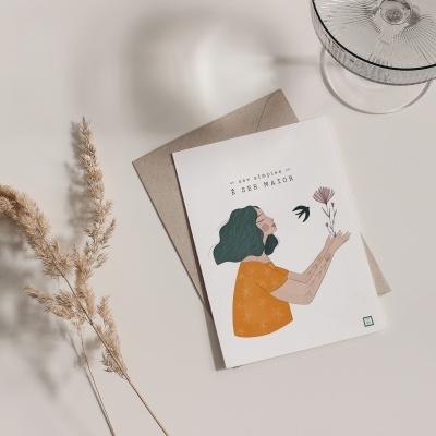 Cartão ilustrado com texto em português, raminhos secos e copo de vidro