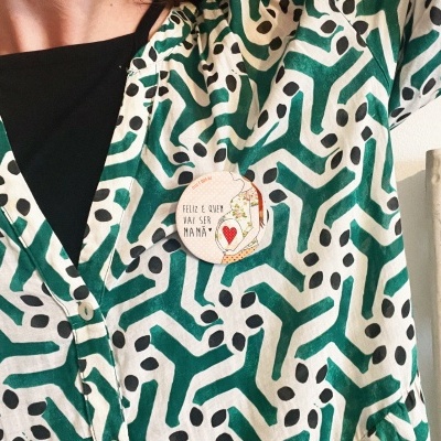 Camisa com padrão geométrico verde e preto e etiqueta bordada com texto e coração vermelho