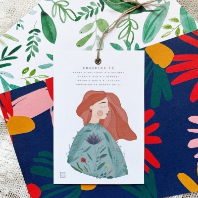 Tecidos florais coloridos com cartão de ilustração de mulher e texto em português