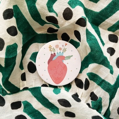 Lenço verde, branco e preto com espelho redondo e ilustração de coração anatómico