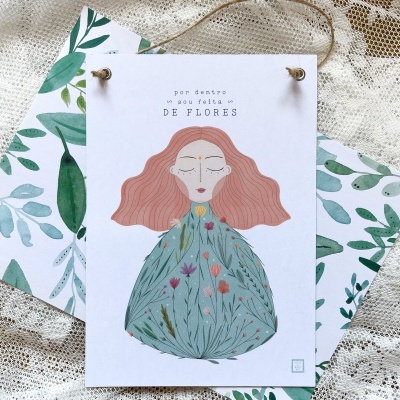 Ilustração de figura humana com vestido de flores e texto em folha pendurada sobre fundo rendado e padrão de folhas verdes.