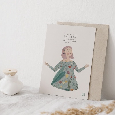 Cartão com ilustração de mulher com blusa floral e texto inspirador em português