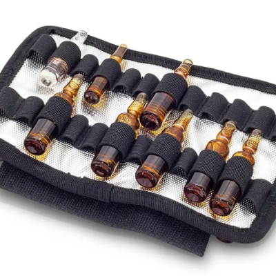 Estojo com ampolas de vidro castanho em bolsos elásticos