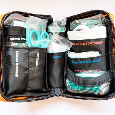 Estojo de primeiros socorros aberto com vários acessórios de emergência dentro