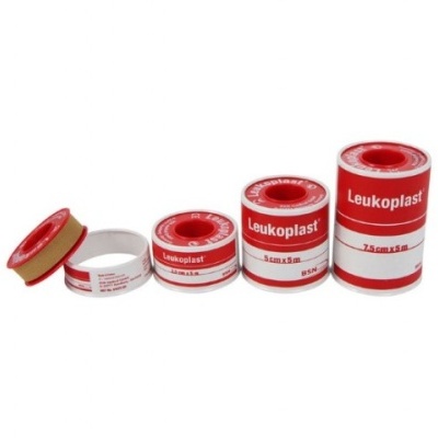 Cinco rolos de fita adesiva médica Leukoplast em vários tamanhos com embalagens brancas e vermelhas