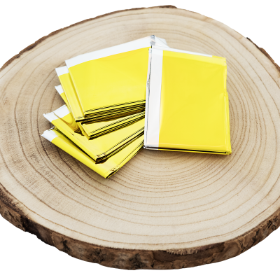 Pacotes pequenos amarelos empilhados sobre um círculo de madeira