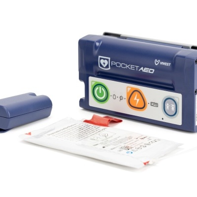 Desfibrilhador automático portátil azul com botões coloridos e acessórios num fundo branco