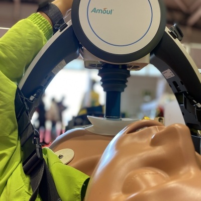 Dispositivo médico Amoul sendo usado numa cabeça simulada