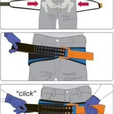 Ilustração de três passos para colocar e ajustar um cinto ortopédico de suporte lombar com fecho que faz 'click'.