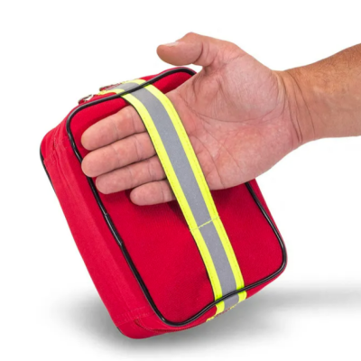 Bolsa de primeiros socorros vermelha com risca refletora, mano segurando