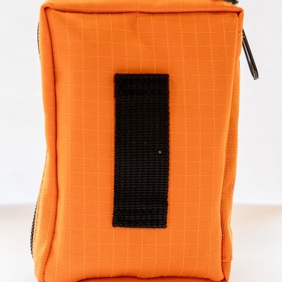 Estojo retangular laranja com pega preta e fecho de correr