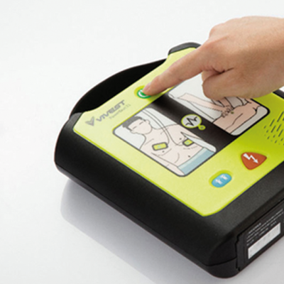 Desfibrilhador portátil preto com instruções e botão verde