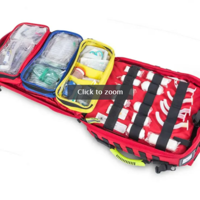 Mochila de socorros vermelha aberta com compartimentos transparentes e material médico