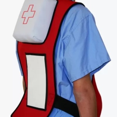 Colete vermelho com cruz vermelha e faixa branca usado por pessoa