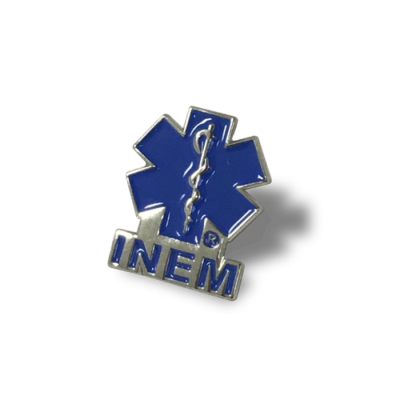 Emblema metálico azul e prateado com estrela da vida e texto INEM