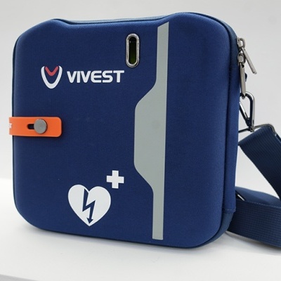 Bolsa quadrada azul escuro com detalhes cinzentos e alça azul, texto VIVEST e símbolo de coração com raio