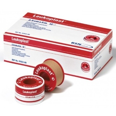 Curativos adesivos Leukoplast com embalagens e rolos em branco e vermelho