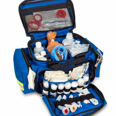 Bolsa médica azul aberta com vários equipamentos médicos organizados dentro