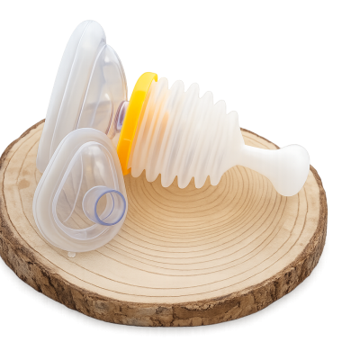 Conjunto de válvulas de silicone translúcido com peça amarela na tábua de madeira