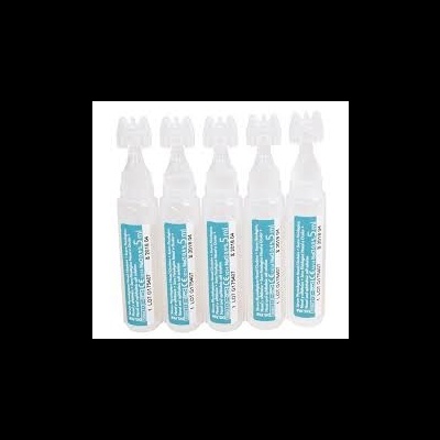 Cinco ampolas plásticas transparentes com líquido e rótulos azuis e brancos