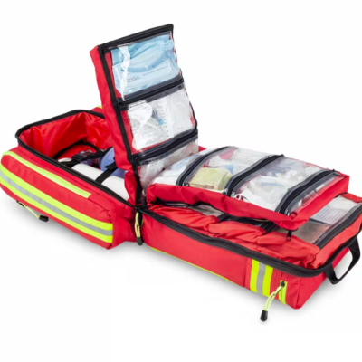 Mochila de emergência vermelha com vários compartimentos e bolsas transparentes