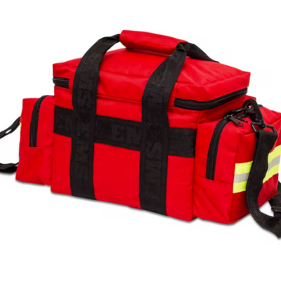 Saco de transporte vermelho com alças pretas, bolsos e faixa refletora.