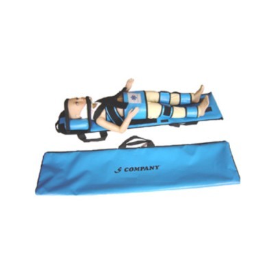 Manequim de treino médico imobilizado com suporte e bolsa azul