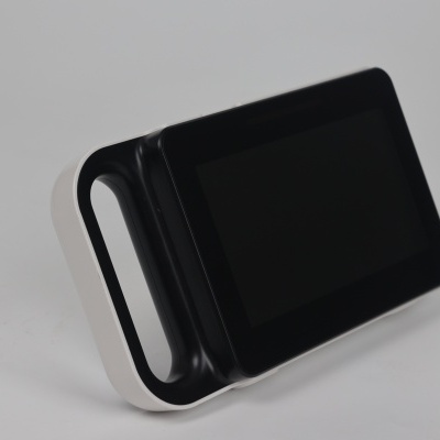 Suporte para dispositivo eletrónico com ecrã preto e estrutura branca com alça