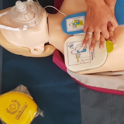 Mannequim com máscara ventilação e desfibrilhador em treino de primeiros socorros