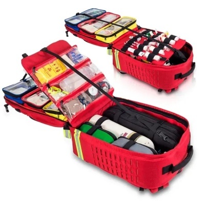 Mala de primeiros socorros vermelha aberta com materiais médicos e compartimentos transparentes