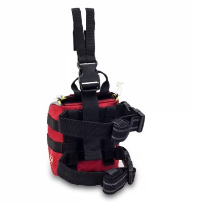 Bolsa vermelha com correias e fivelas pretas ajustáveis