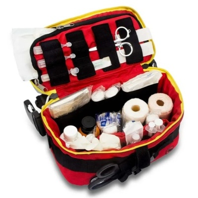 Mala de primeiros socorros aberta com utensílios médicos