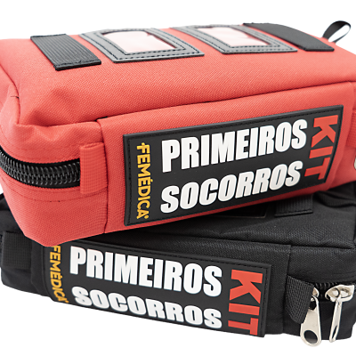 Duas malas de primeiros socorros vermelha e preta com etiqueta preta e fecho de correr