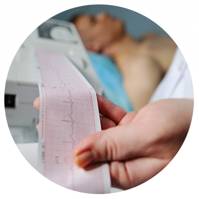 Eletrocardiograma impresso em papel rosa sendo segurado por uma mão.