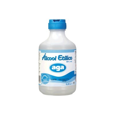Frasco de álcool etílico da marca aga em plástico branco com tampa azul