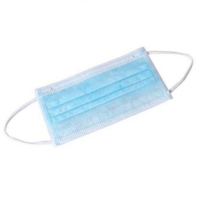 Máscara de proteção facial azul claro com elásticos brancos sobre fundo branco