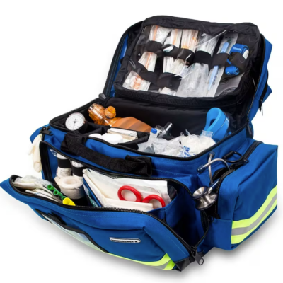 Mala médica azul aberta com instrumentos médicos e faixas refletoras amarelas.