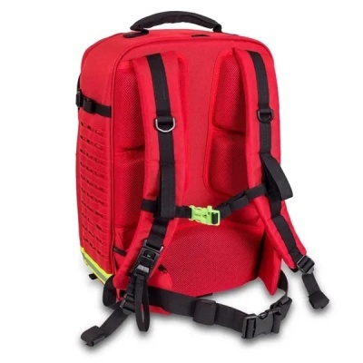 Mochila vermelha com alças pretas e fivela verde