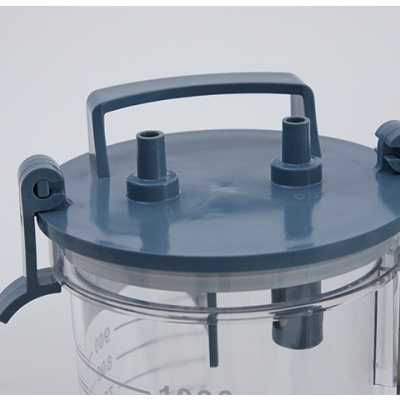 Recipiente transparente com tampa cinzenta e pega central