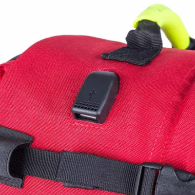 Mochila vermelha com alças pretas, punho amarelo e porta USB